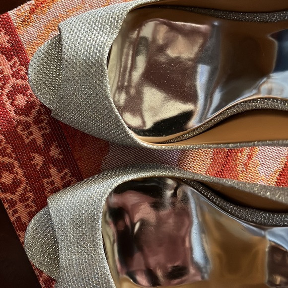 Badgley Mischa silver sparkle shoes. NNT- new no tag - Picture 3 of 4